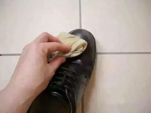 厕所扔丝袜,厕所里的意外邂逅