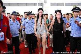 吴稀儿挤奶视频短片,揭秘农村生活日常