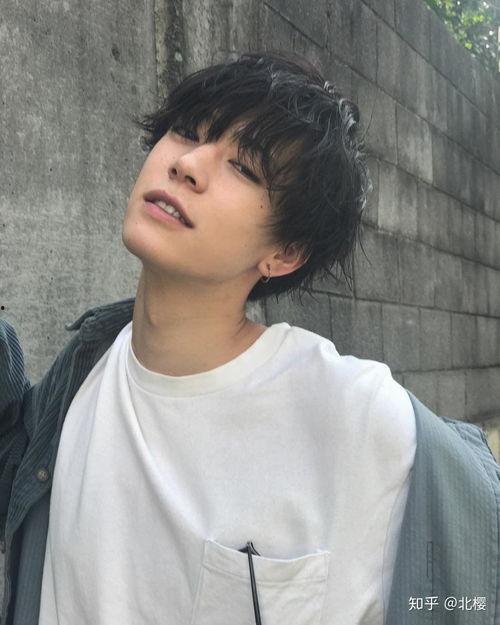 日本男生帅,揭秘日本男生帅气之谜