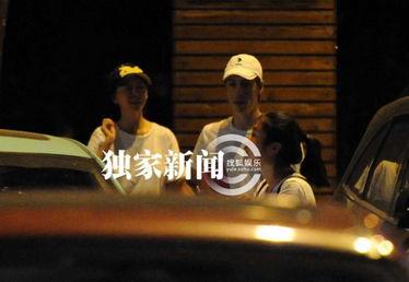 外国人街上亲吻视频,外国情侣浪漫一幕引围观