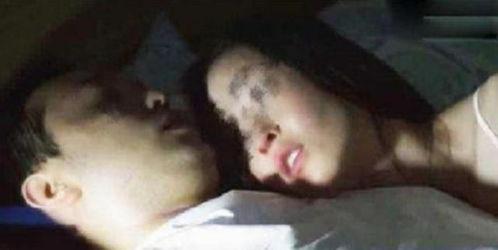 老公洗澡时被老公的上司,老公与上司的意外相遇